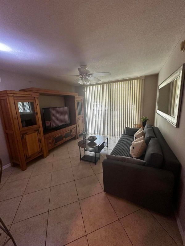 Foto del edificio - 805 Villa Cir