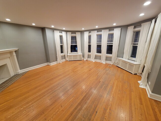 Building Photo - 6332 N Francisco Ave