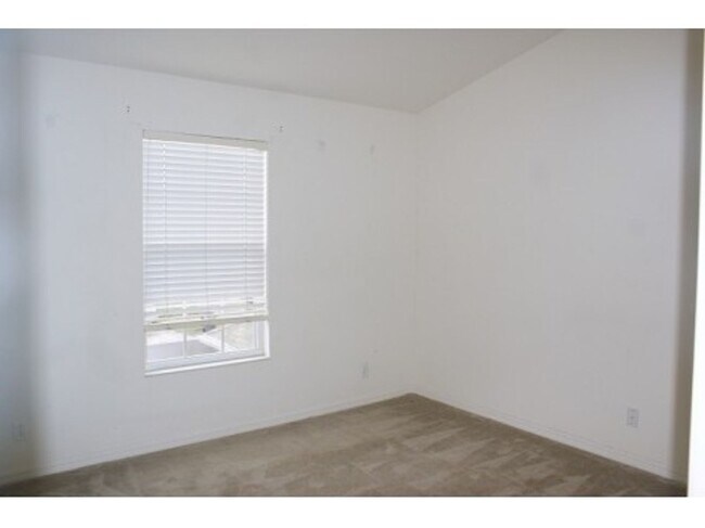 Building Photo - Beautiful 2/2.5 two story townhome in grea...