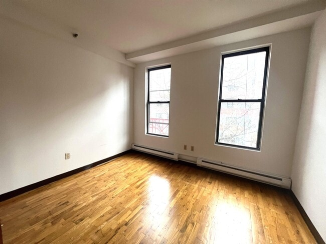Foto del edificio - 1409 Grand St