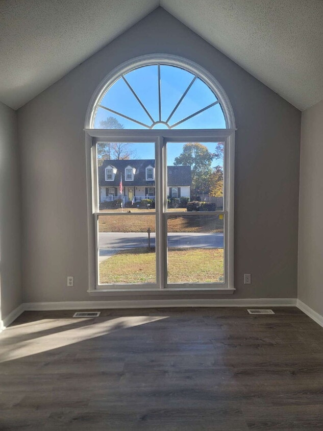 Foto del edificio - "Charming 4-Bedroom Fayetteville Retreat with Cozy Fireplace"