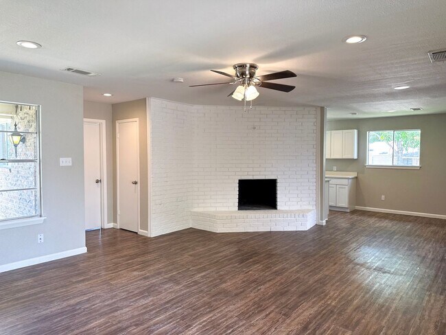 Foto del edificio - 3 Bedroom / 2 Bath / 2 Car Garage