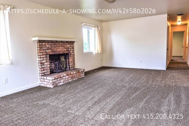 Foto del edificio - Beautiful 3 Bedroom Home in New Monterey