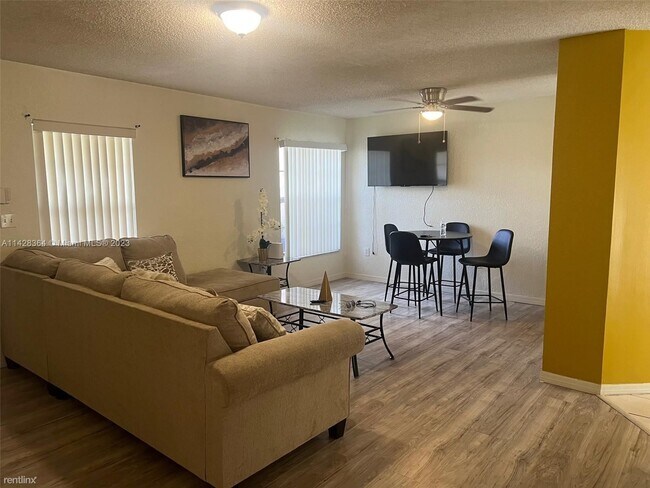 Foto del edificio - 3 br, 2 bath House - 20225 NW 27th Ct # A
