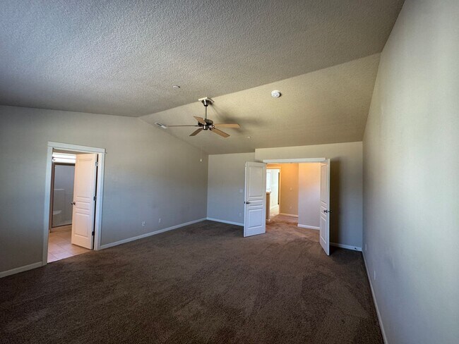 Building Photo - Amazing 3 bedroom home