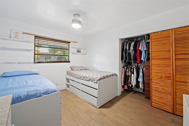 Foto del edificio - 5120 SW 26th Ave