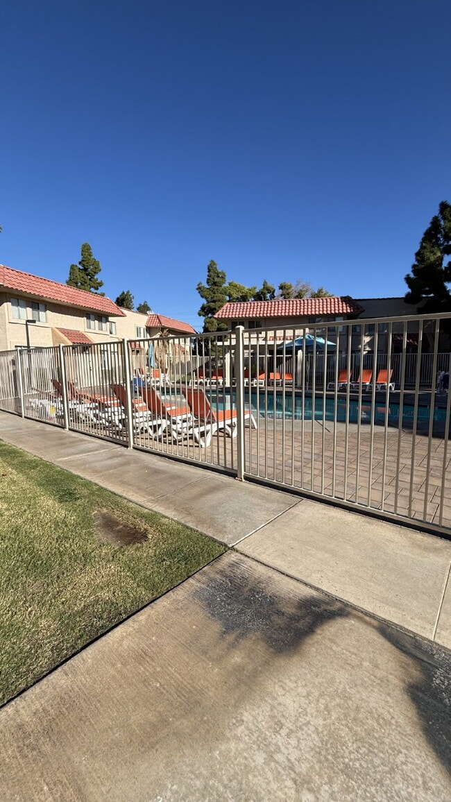 Building Photo - 2 Bedrooms Townhome Availble For Rent in I...