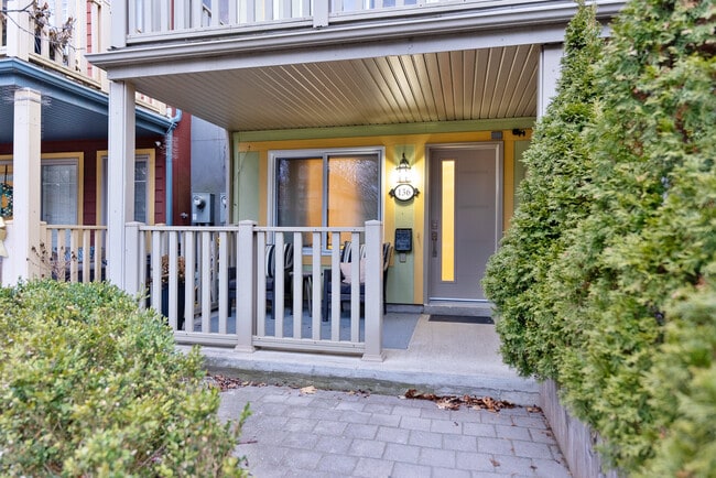 Building Photo - 136 Woodbine Ave