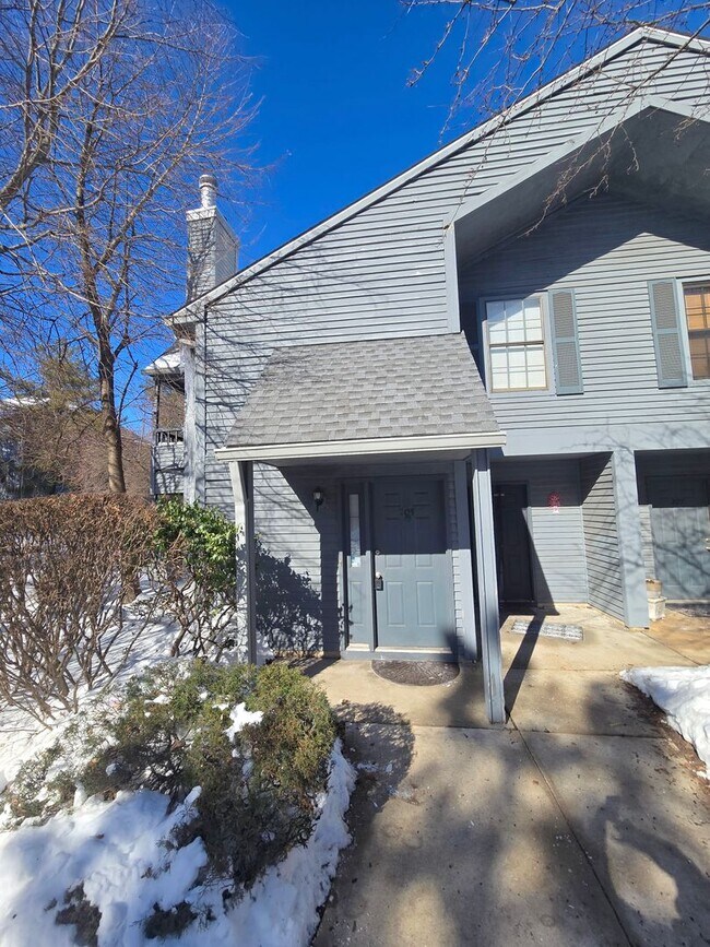 Foto del edificio - Commuter's delight! Spacious 2nd fl: 2-bed, 2-bath condo with fireplace, washer & dryer & off-str...