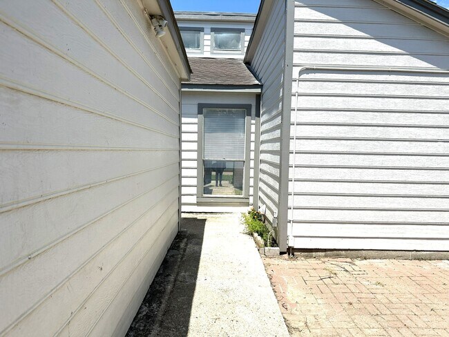 Foto del edificio - 4234 Willow Beach Dr