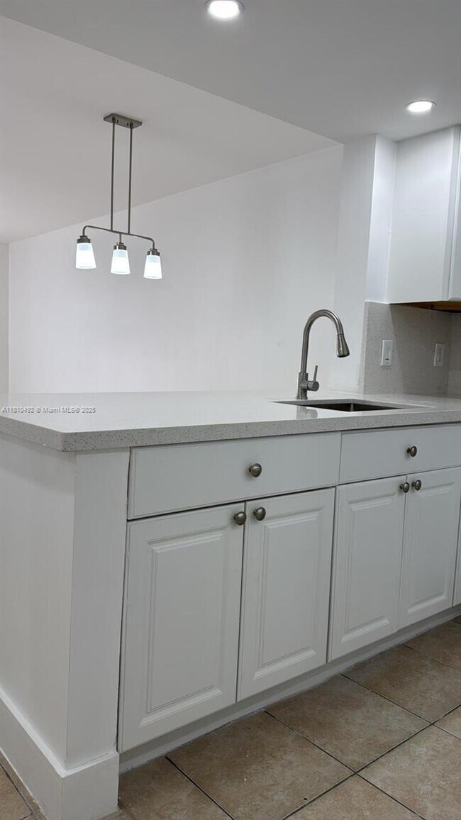 Foto del edificio - 8610 N Sherman Cir