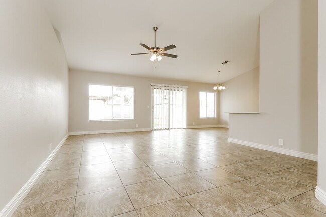 Foto del edificio - 10235 W Medlock Dr
