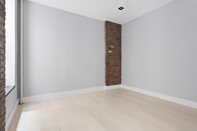 Building Photo - 336 E 18th St