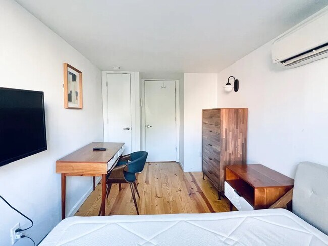Foto del edificio - Furnished room/NOT APARTMENT