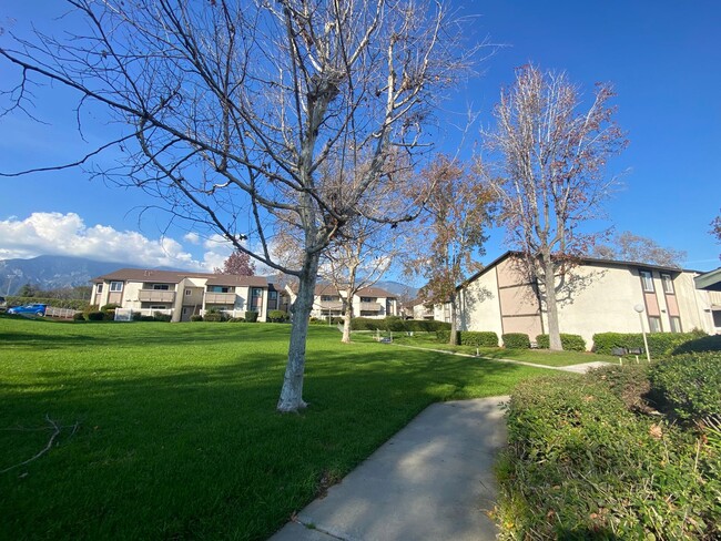 Foto del edificio - Two Bedroom Condo North Rancho Cucamonga