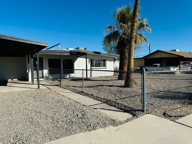 Foto del edificio - Spacious 3 Bedroom, 2 Bathroom Home with Solar in Bullhead City!