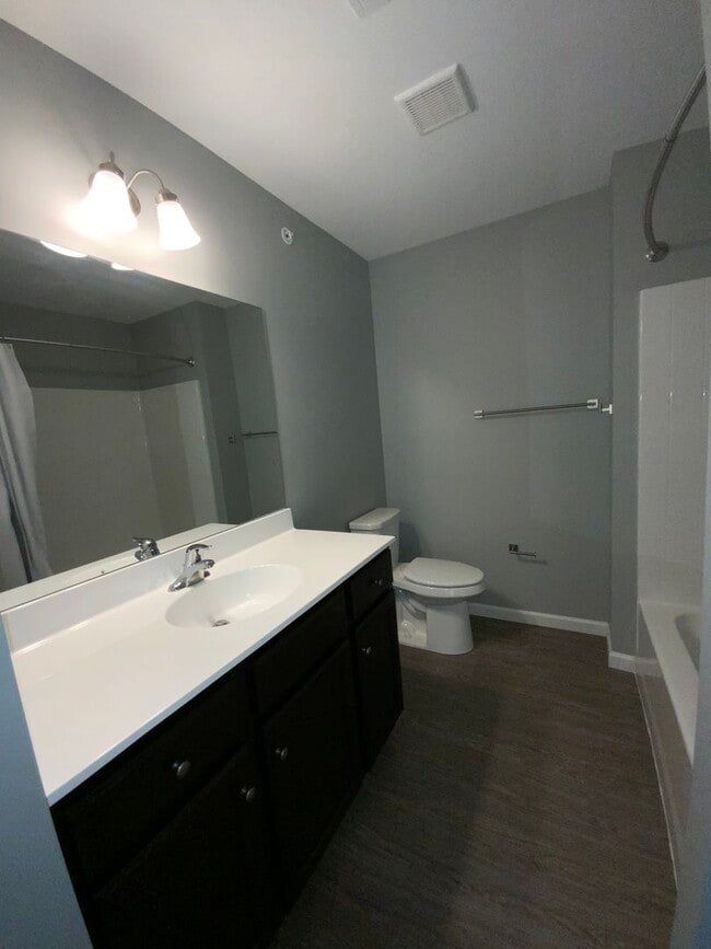 Building Photo - 200 Larkspur Ln