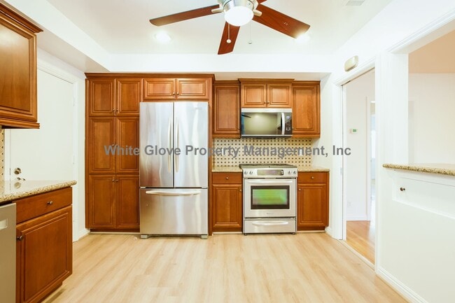 Building Photo - Spacious Fullerton 4BD Home with Dual Living Areas, Updated Kitchen & Screened Patio