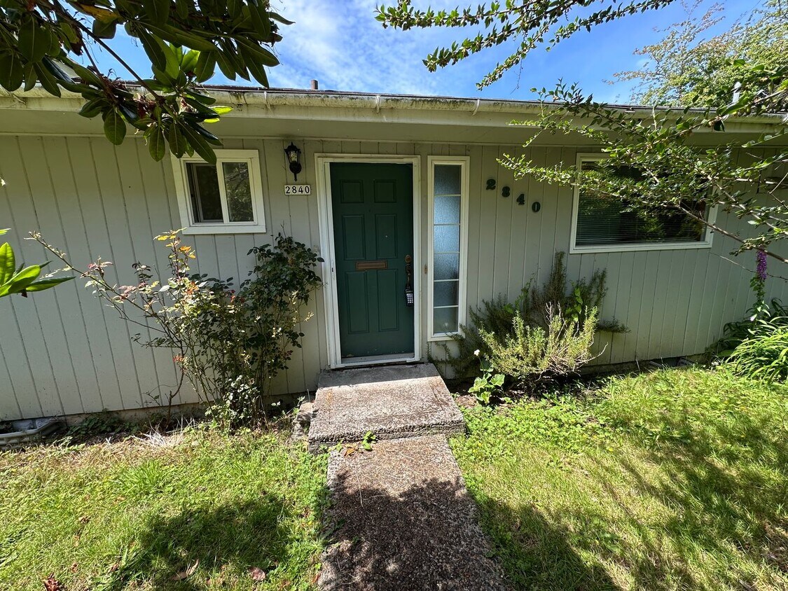 Foto principal - COMING SOON! - 3 Bed 1 Bath Home