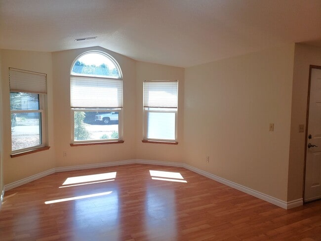 Building Photo - One Level 3 Bed/2 Bath House with Large Fenced Backyard and Oversized Attached Garage in Mill Plain