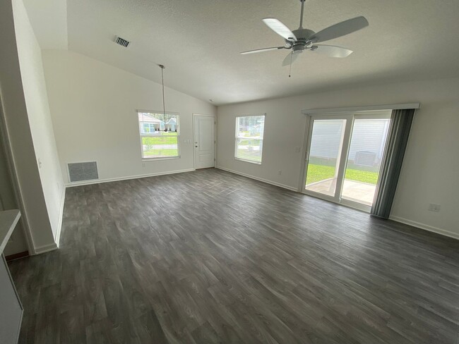 Building Photo - Newer, Beautiful, Spacious  ANNUAL 2 bed, ...