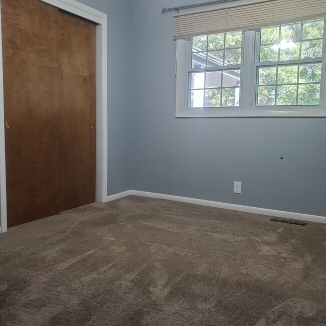 Building Photo - *Half off Security Deposit! Spacious 3 bed...