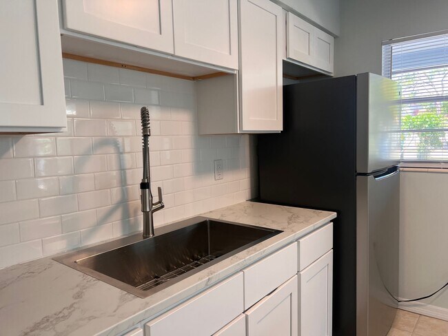 Building Photo - 1BR/1BA Newly Renovated Duplex on Venice I...