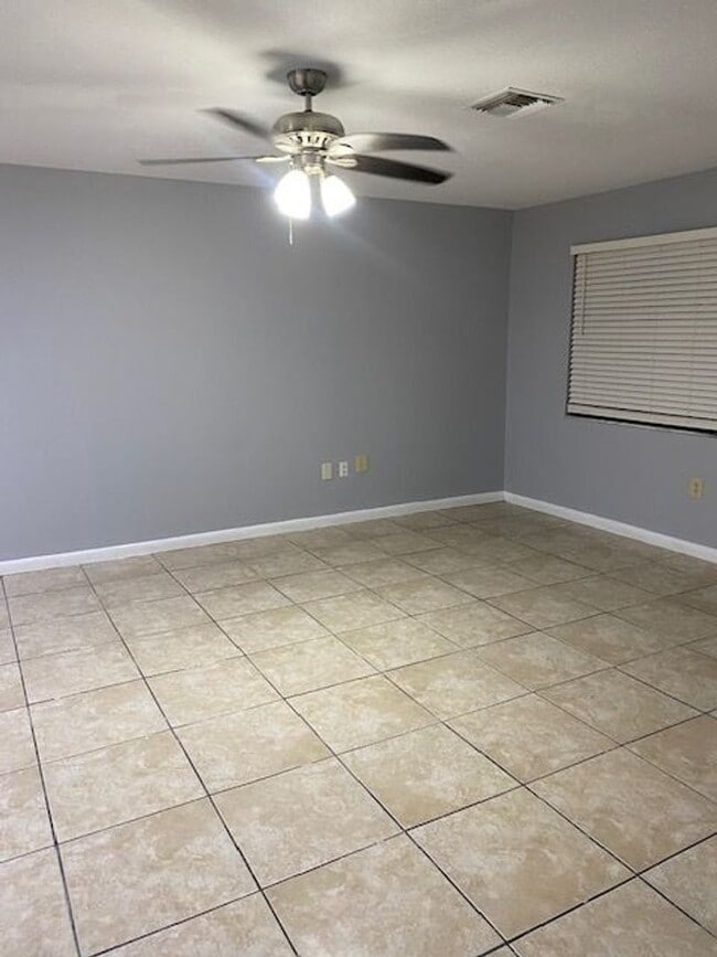 Building Photo - 2/1 Duplex Ft Pierce
