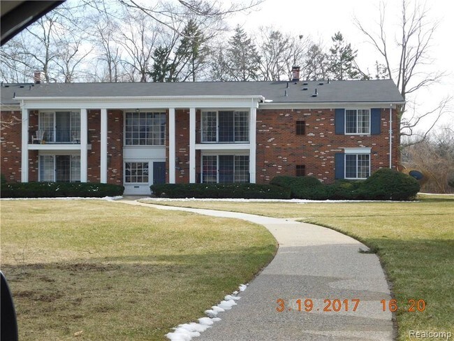 Building Photo - 444 N Fox Hills Dr