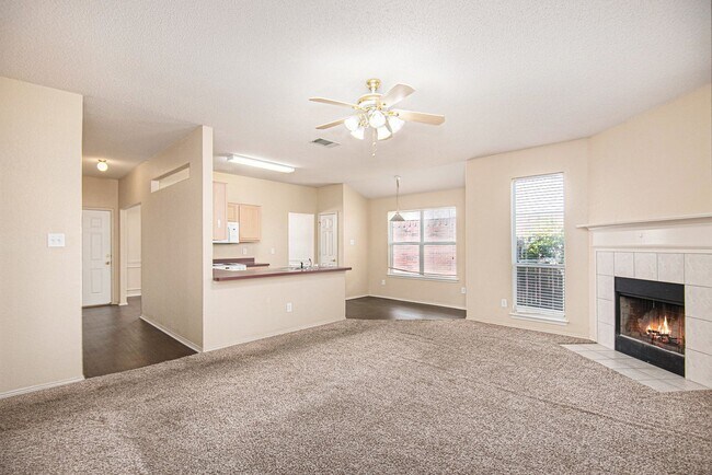 Building Photo - Beautifully crafted 3-2-2 home in the Fort...