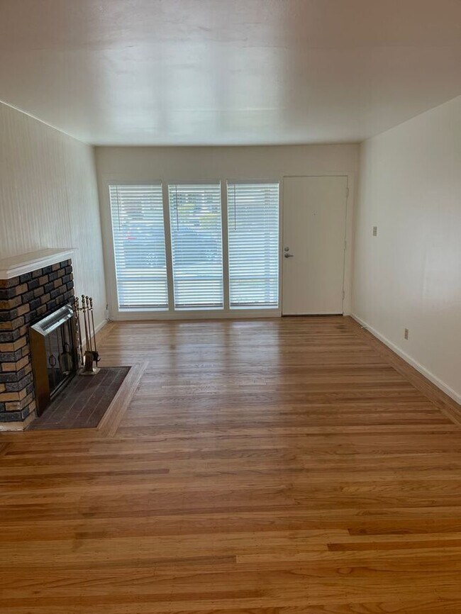 Building Photo - 3 bedroom 1 bath SFH with BONUS room!