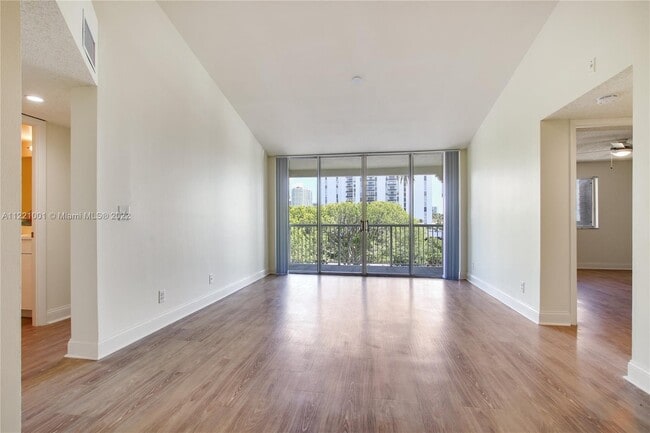 Foto del edificio - 3605 NE 207th St