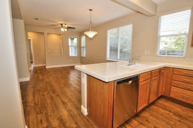 Foto del edificio - ADORABLE 3/2 Roseville Corner Lot Home!  PLEASE READ ENTIRE AD PRIOR TO CALLING AGENT FOR SHOWING.