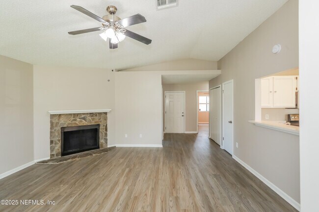 Foto del edificio - 7453 Amandas Crossing Dr N