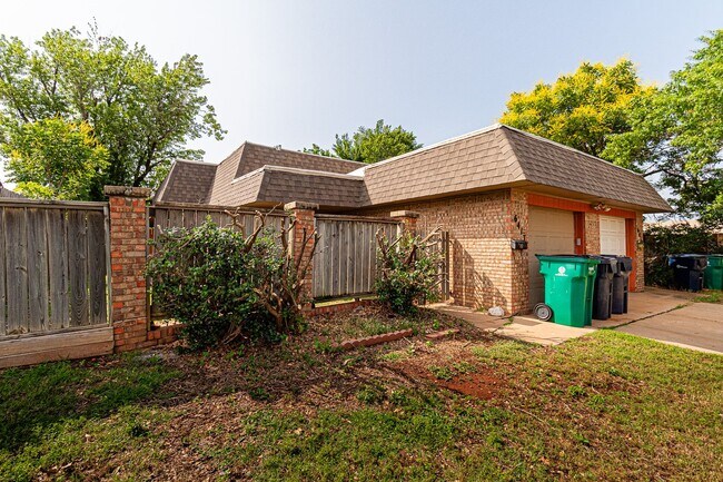 Building Photo - 2 Bed 2 Bath townhouse in OKC!