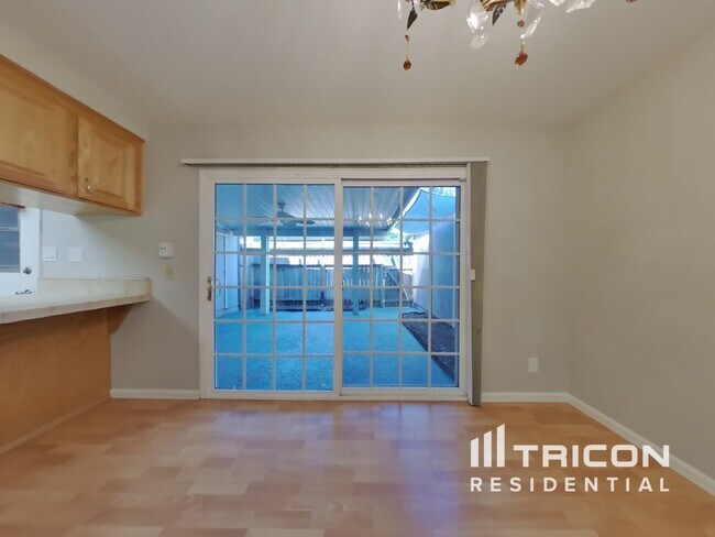 Foto del edificio - 7482 Fairway Two Ave