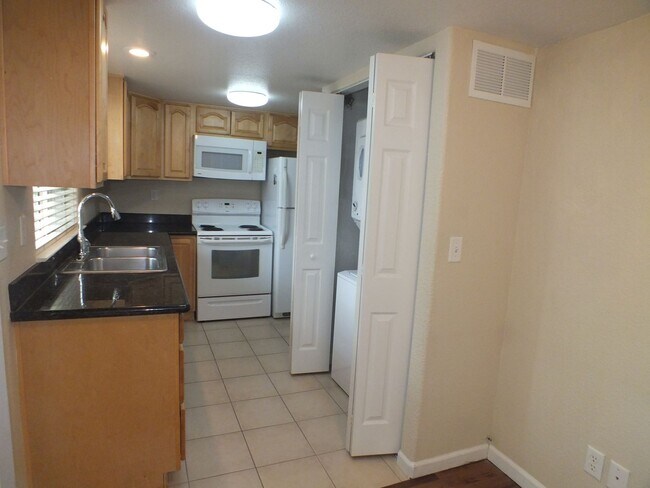 Foto del edificio - Cameron Park 2/1.5 townhouse style apt
