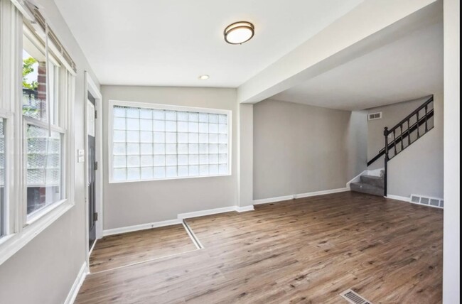 Foto del edificio - Fully Renovated Two-Bedroom Townhome In Du...