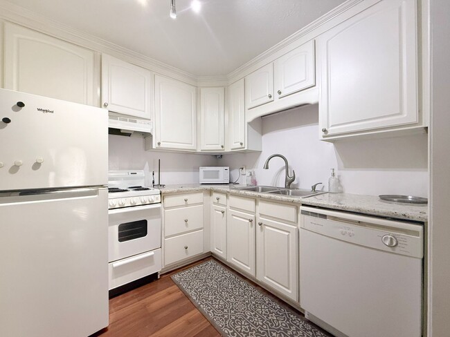 Building Photo - 1045 E 10th St