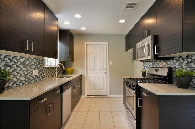 Building Photo - 10110 Woodland Village Dr