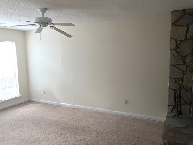 Foto del edificio - Coming Soon! 2 Bedroom Townhome!