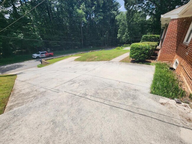 Foto del edificio - 972 Biltmore Dr NE
