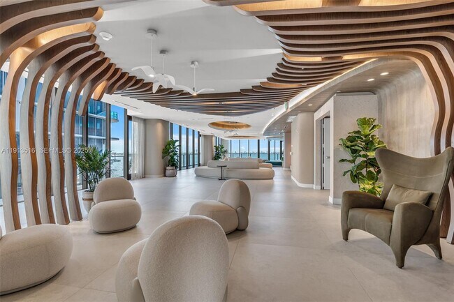 Foto del edificio - 700 NE 24th St