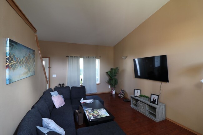 Building Photo - 3 Bed 2.5 Bath - 3 Car Garage - Groups -  ...