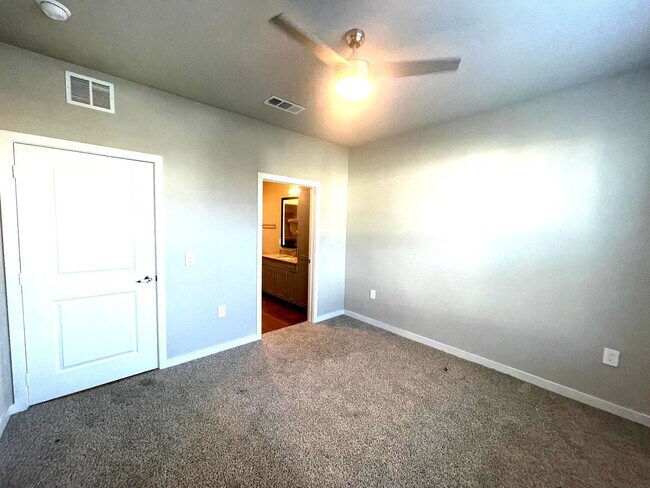 Foto del edificio - 3845 Frontier Pkwy