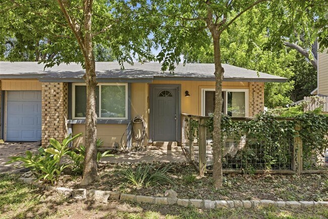 Foto del edificio - 409 Lake Creek Cir