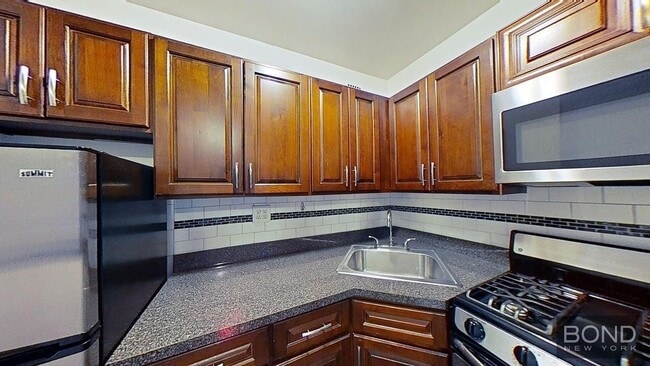 Building Photo - 251 W 26th St