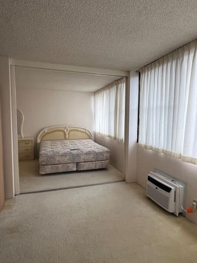 Building Photo - Must See 1 Bedroom Kukui Plaza Walking Dis...