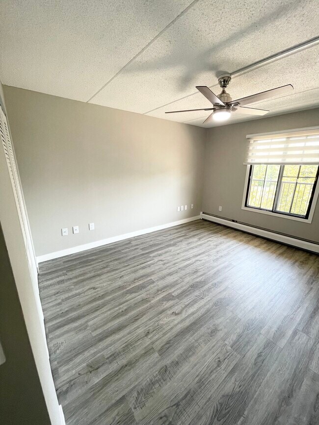 Building Photo - 10411 Cedar Lake Road South, Unit 409