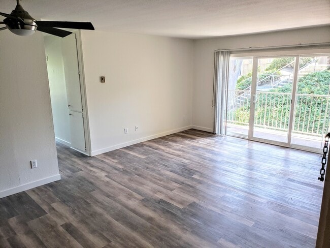 Building Photo - The Grove 2bd/1ba with New Flooring Throug...